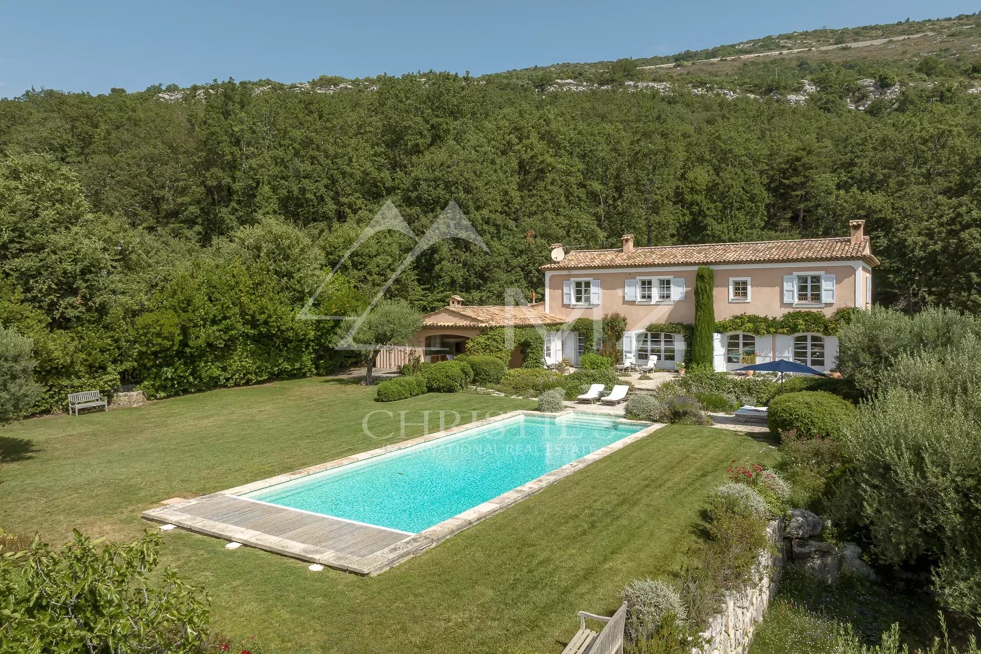 Propriété de charme à Saint-Vallier-de-Thiey Propriété provençale avec piscine et jardin à Saint-Vallier-de-Thiey, entourée de verdure.