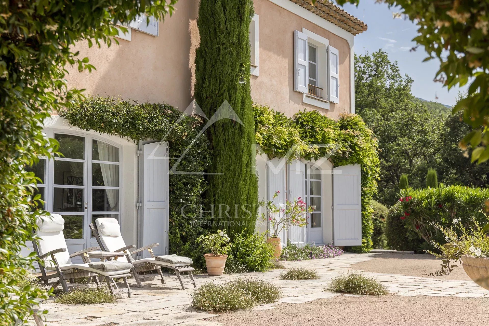 Propriété de charme à Saint-Vallier-de-Thiey Propriété de charme avec terrasse et chaises longues, entourée de verdure à Saint-Vallier-de-Thiey.