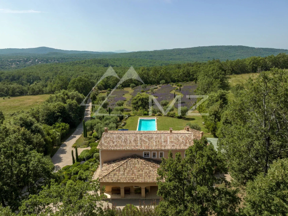 Vue aérienne d'une propriété provençale avec piscine et aménagements paysagers à Saint-Vallier-de-Thiey.
