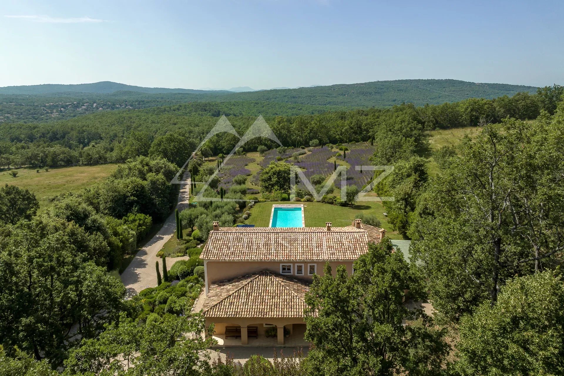 Propriété provençale à Saint-Vallier-de-Thiey Vue aérienne d'une propriété provençale avec piscine et aménagements paysagers à Saint-Vallier-de-Thiey.