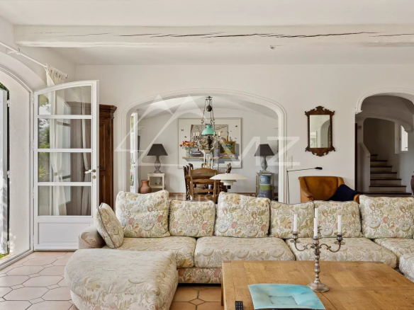 Intérieur d'une propriété spacieuse avec un salon lumineux et une cuisine ouverte.