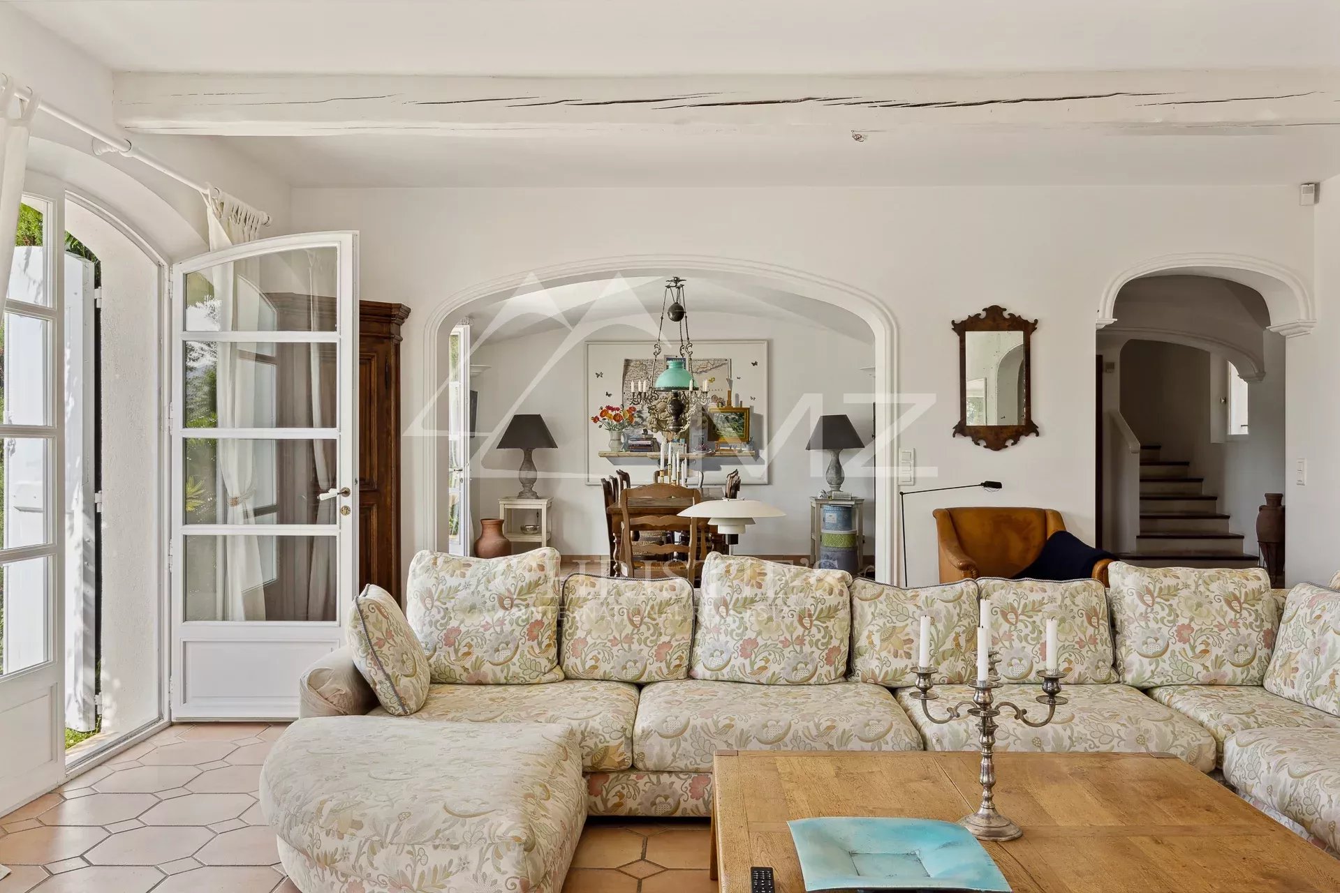 Intérieur d’une propriété à Saint-Vallier-de-Thiey Intérieur d'une propriété spacieuse avec un salon lumineux et une cuisine ouverte.