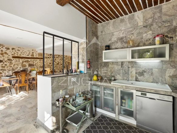 Cuisine équipée d'un appartement dans une magnanerie du 18ème siècle