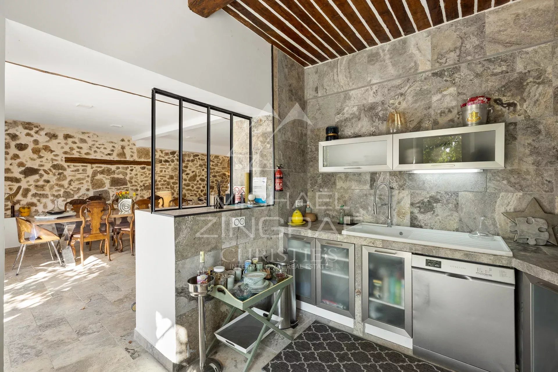 Cuisine d’appartement dans une magnanerie Cuisine équipée d'un appartement dans une magnanerie du 18ème siècle