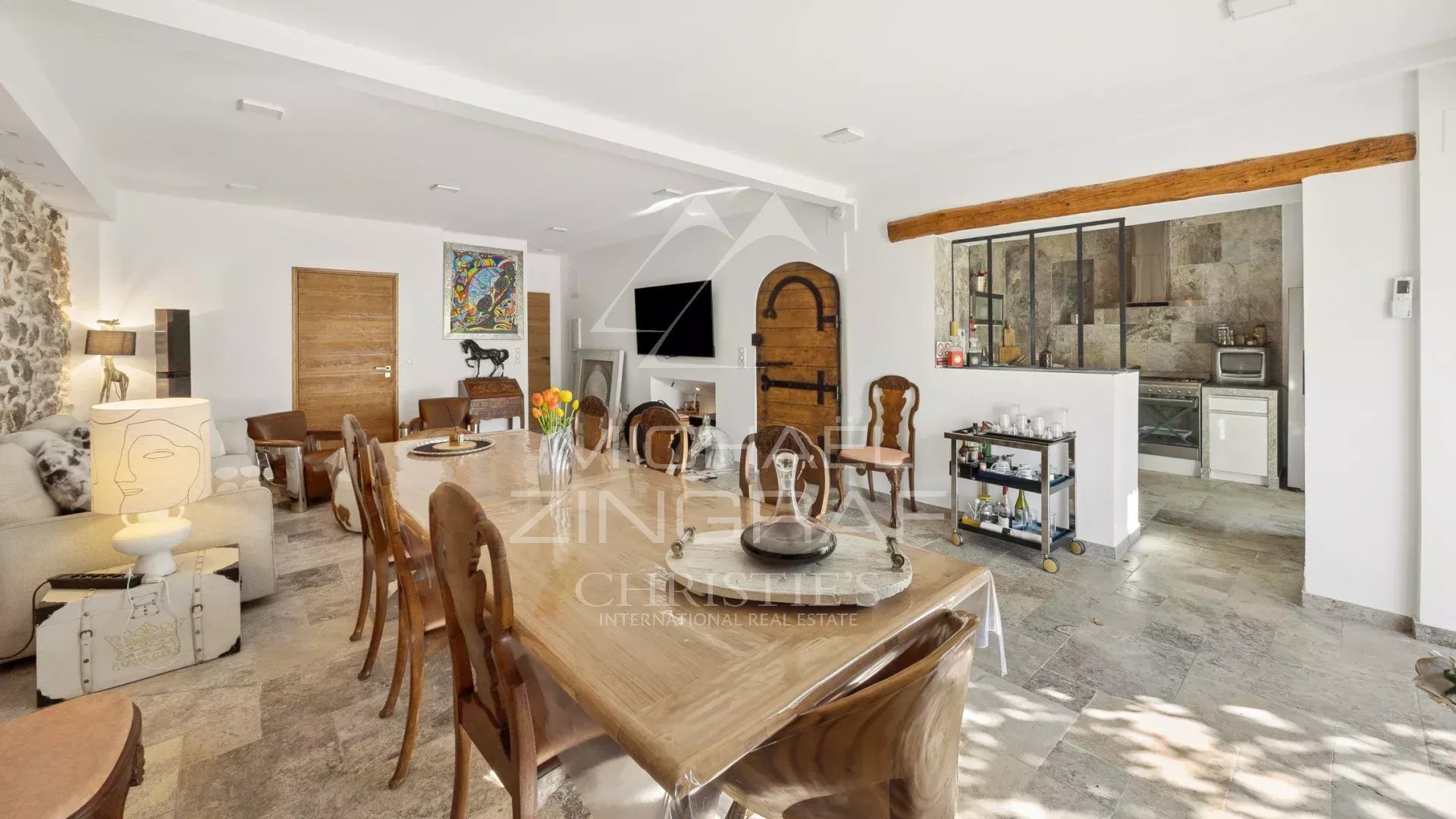 Intérieur d’une magnanerie du 18ème siècle Intérieur d'une magnanerie rénovée avec salle à manger et cuisine ouverte.