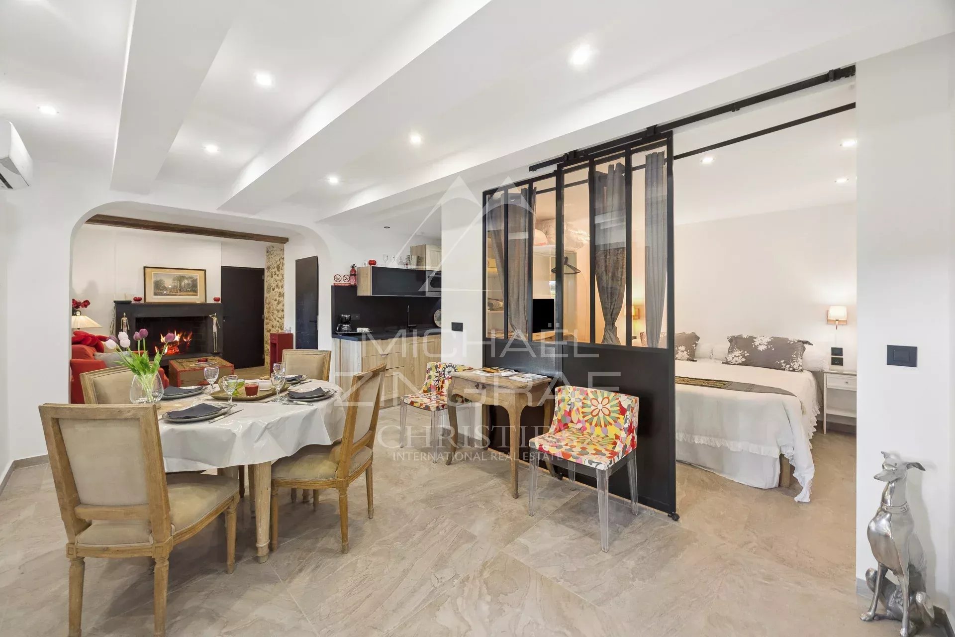 Appartement dans une magnanerie réhabilitée Intérieur d'un appartement avec salle à manger, cuisine équipée et chambre séparée dans une demeure de caractère.
