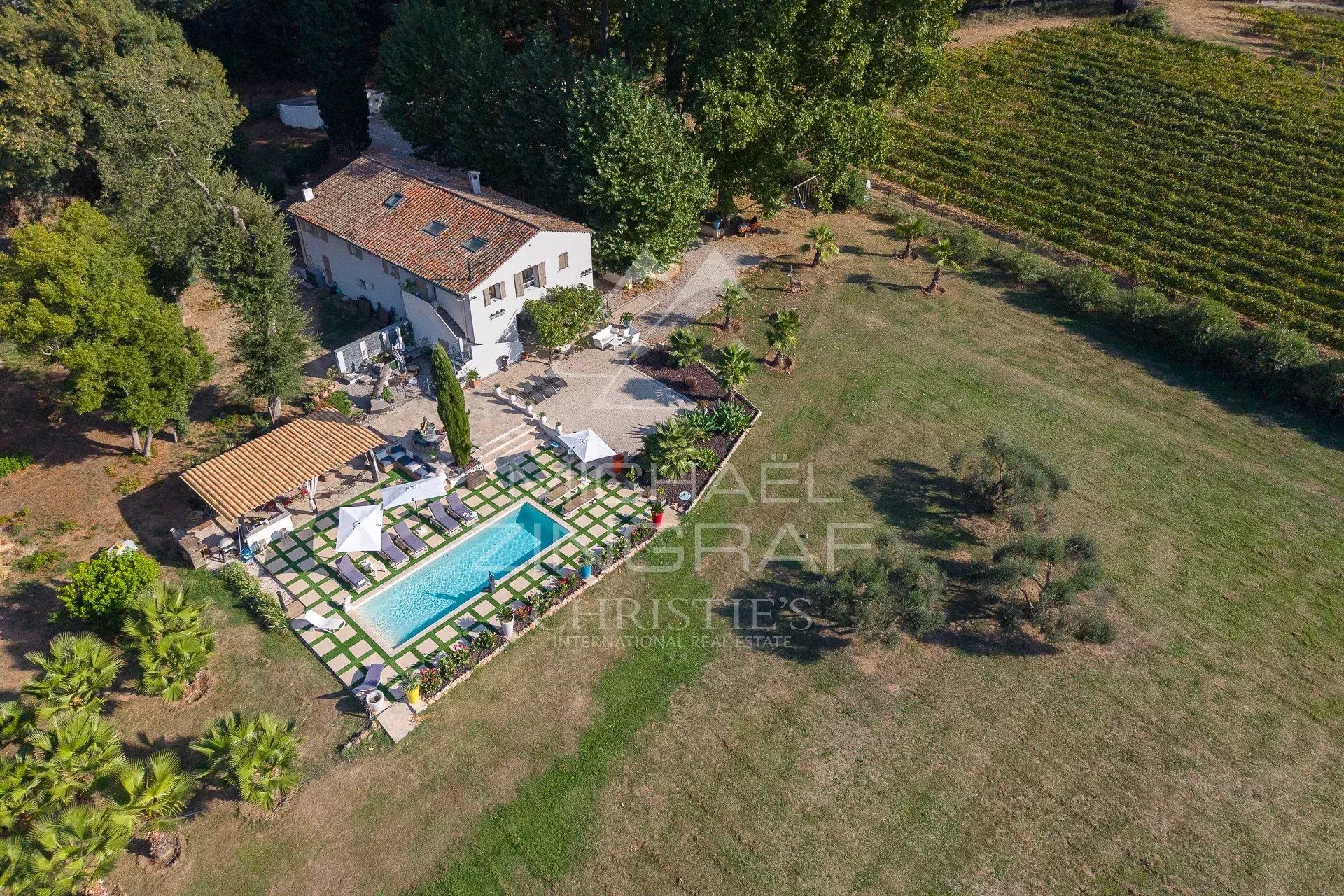 Demeure avec piscine et vignobles Demeure de caractère avec piscine et vue sur les vignobles à Les Arcs, France.