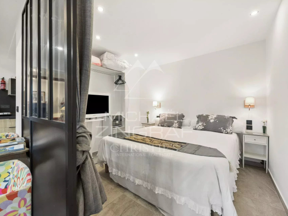 Chambre d'un appartement T2 avec lits jumeaux et décoration moderne.