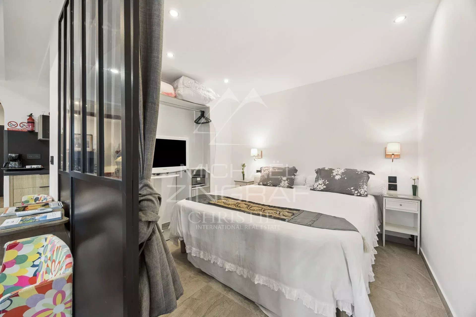 Chambre d’appartement T2 Chambre d'un appartement T2 avec lits jumeaux et décoration moderne.