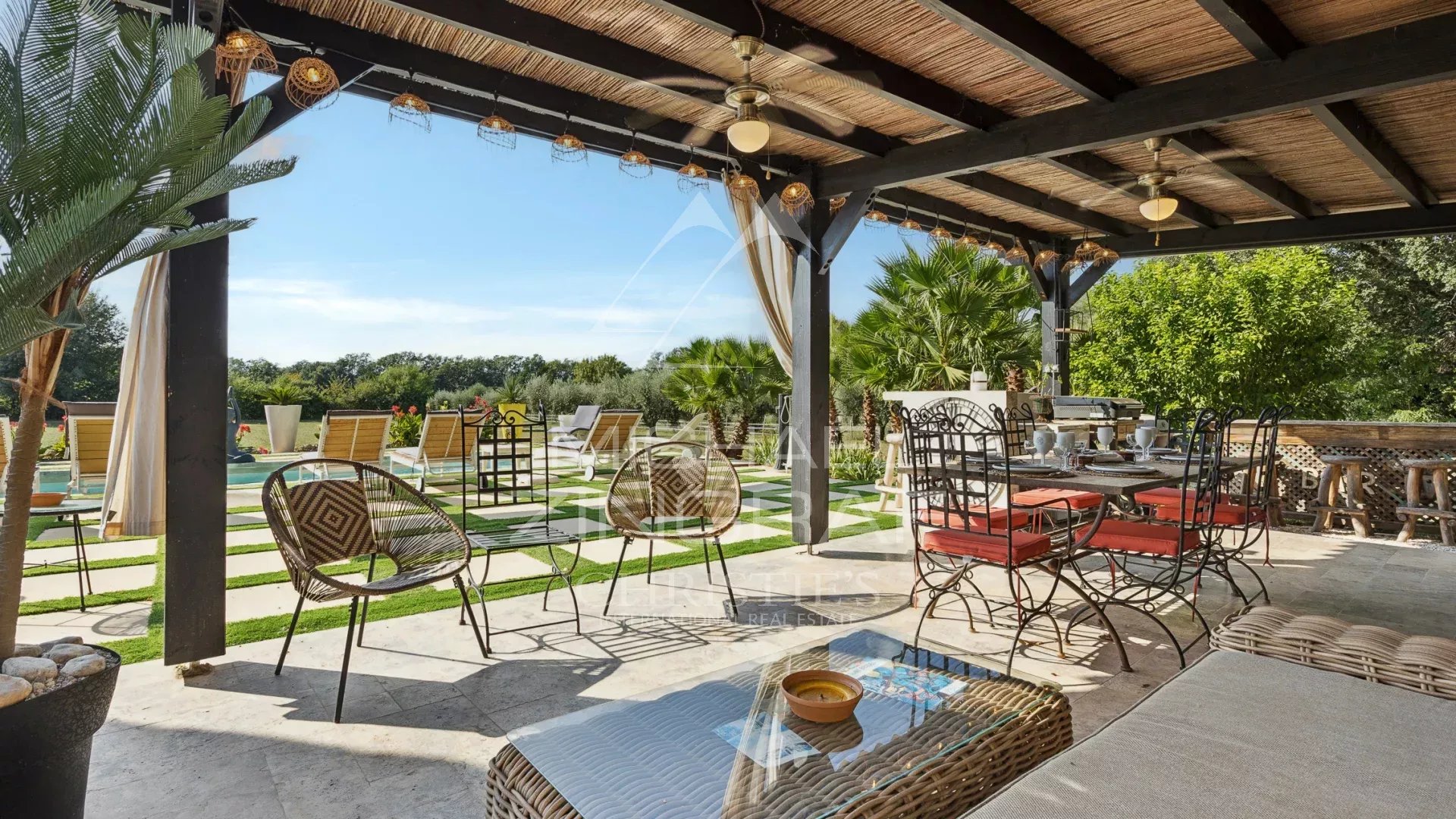 Terrasse avec piscine et jardin Terrasse d'une demeure avec piscine, chaises et tables, vue sur un jardin verdoyant