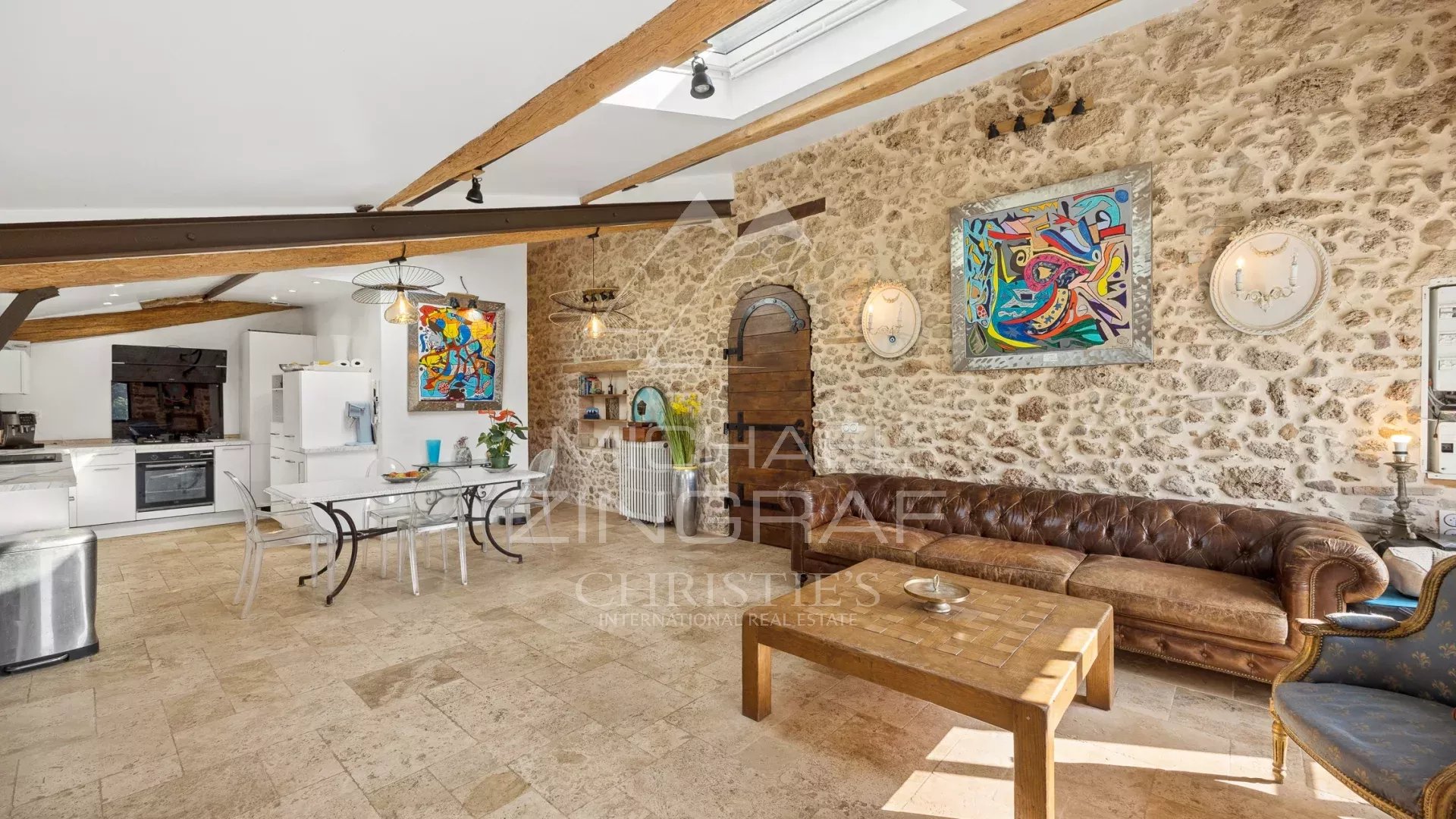 Intérieur d’une magnanerie rénovée Intérieur d'une magnanerie du 18ème siècle avec murs en pierre, salon et cuisine équipée.