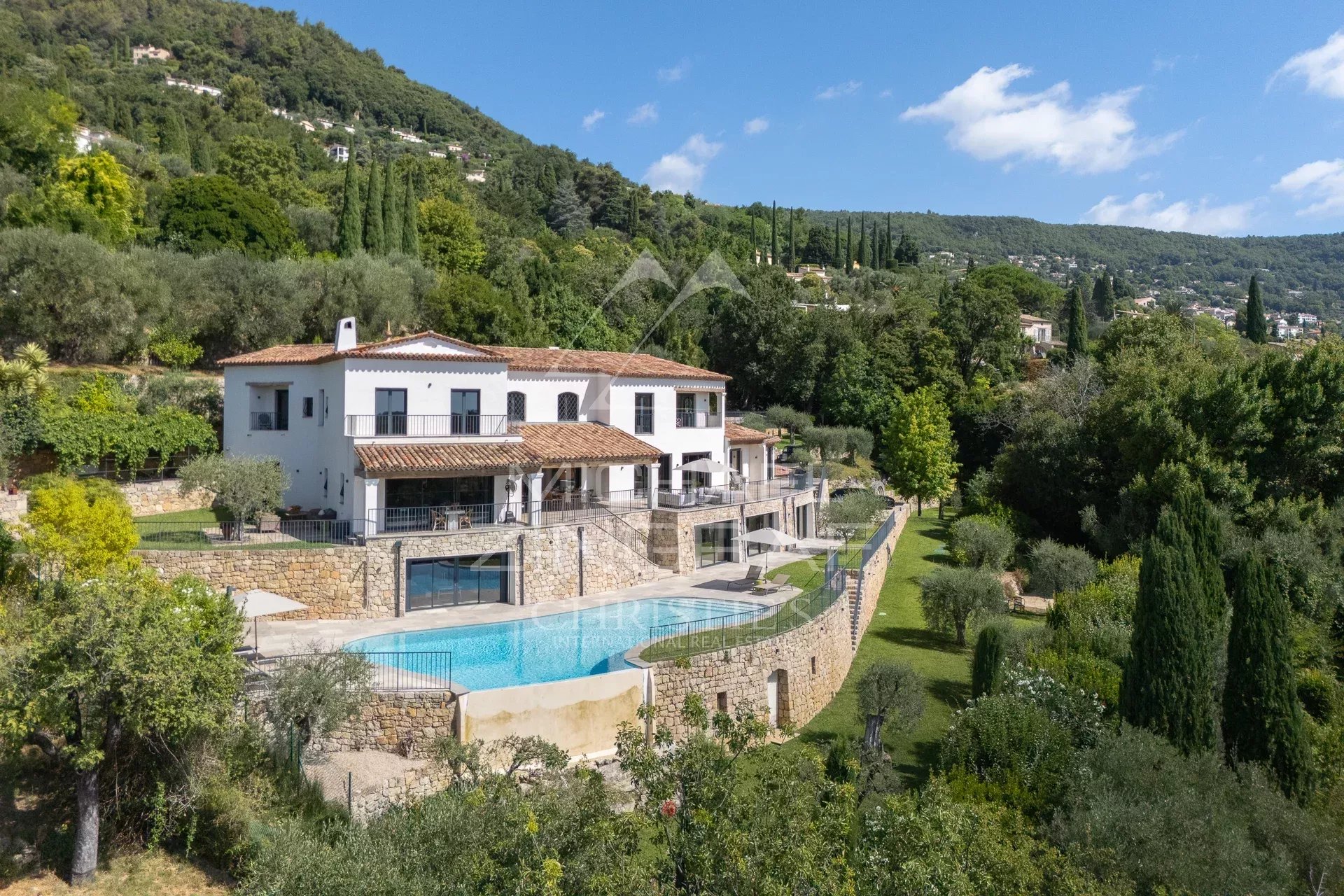 Majestueuse villa à Grasse Villa contemporaine avec piscine et jardin paysager à Grasse, vue sur les collines et la mer.