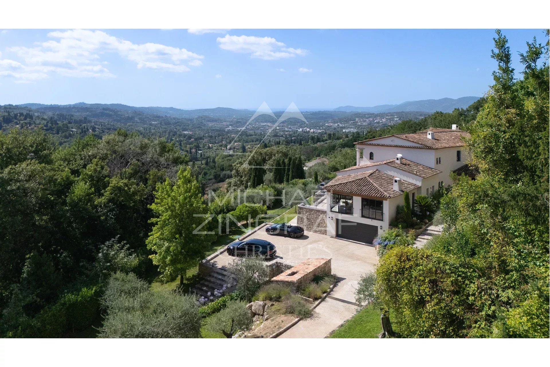 Villa contemporaine à Grasse Vue panoramique d'une villa contemporaine entourée de verdure à Grasse.