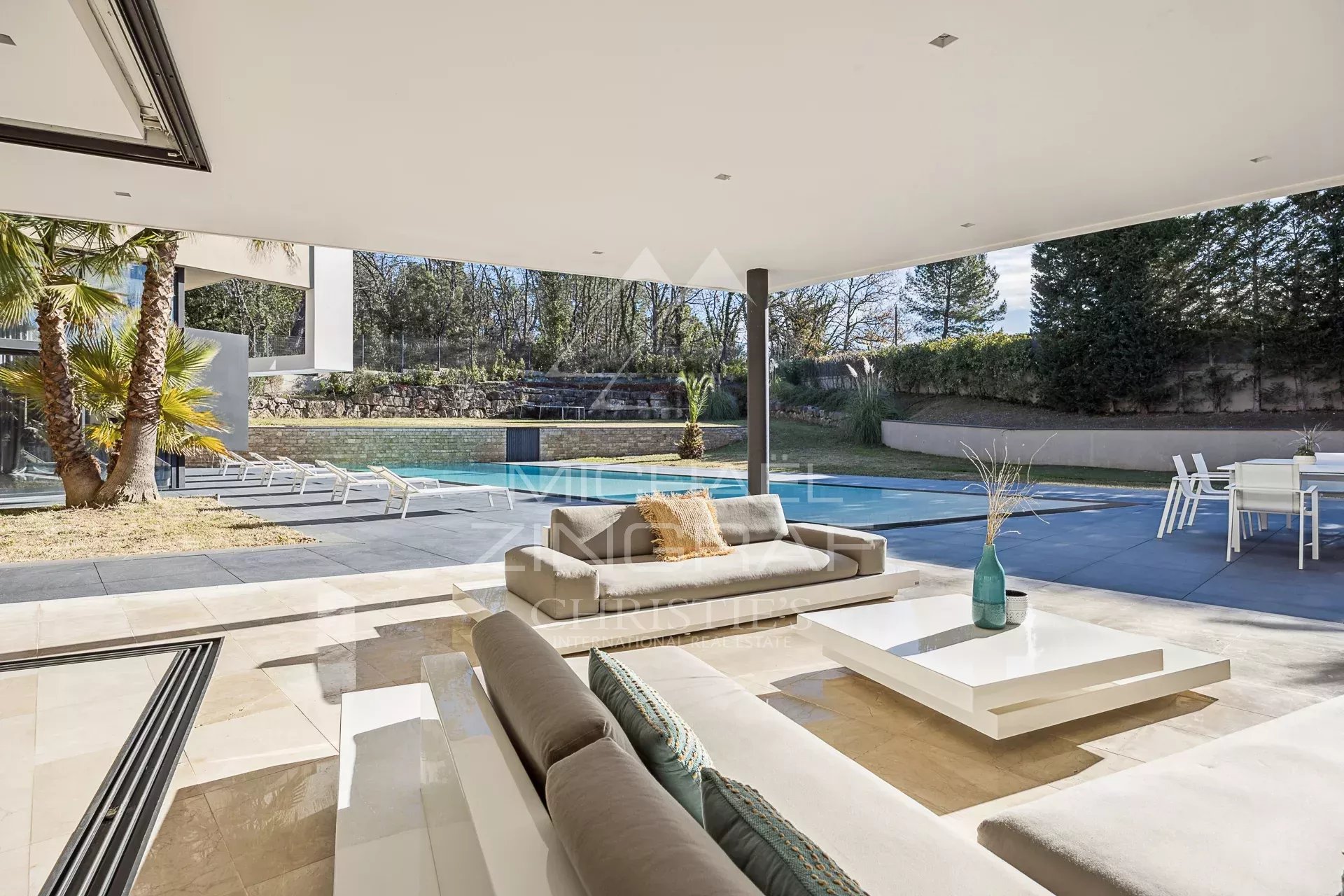 Villa contemporaine à Fayence Intérieur d'une villa contemporaine avec salon lumineux donnant sur la piscine et le jardin.