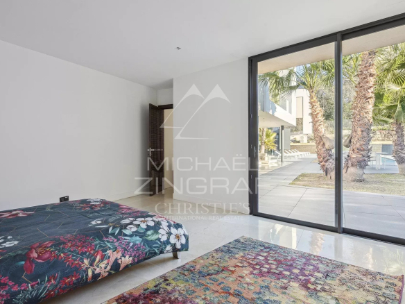 Chambre d'une villa contemporaine à Fayence avec accès à l'extérieur et décoration moderne.