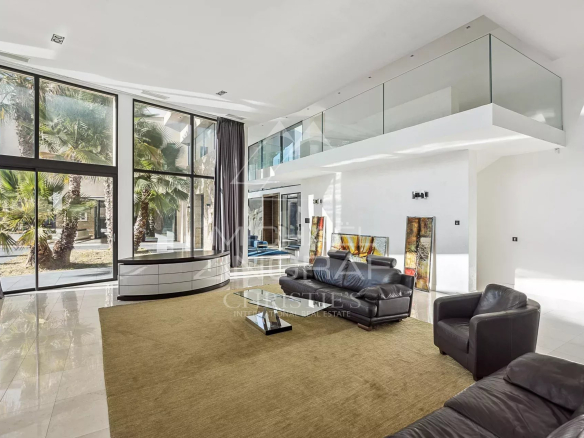 Intérieur d'une villa contemporaine avec de grandes baies vitrées et un salon spacieux à Fayence.
