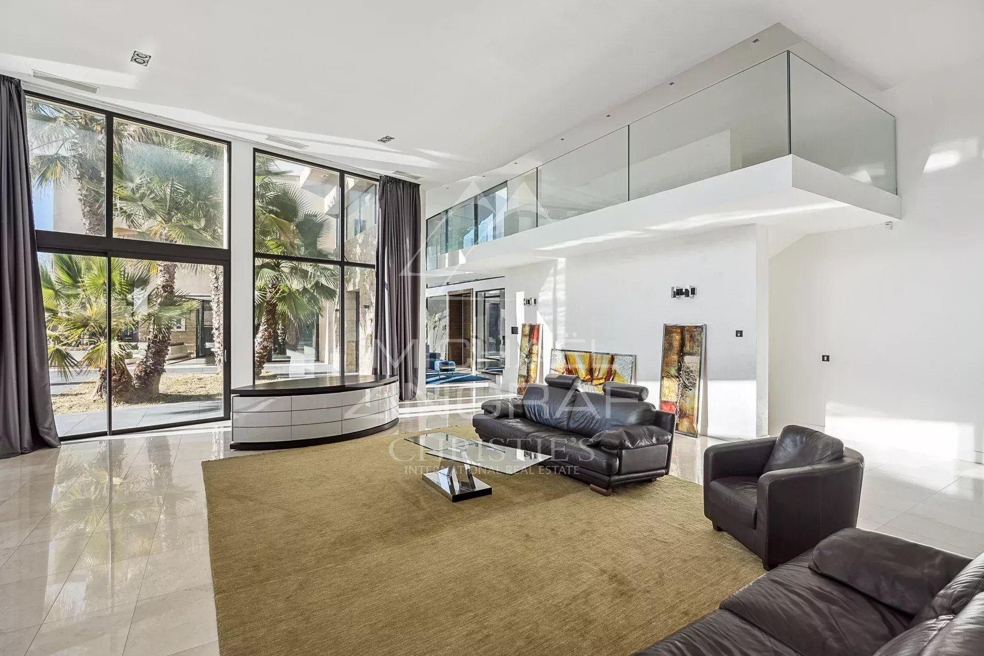 Intérieur d’une villa contemporaine Intérieur d'une villa contemporaine avec de grandes baies vitrées et un salon spacieux à Fayence.