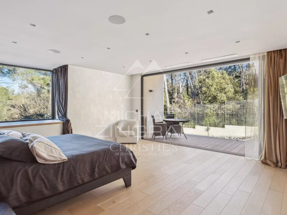 Chambre moderne avec vue sur la nature dans une villa contemporaine à Fayence.