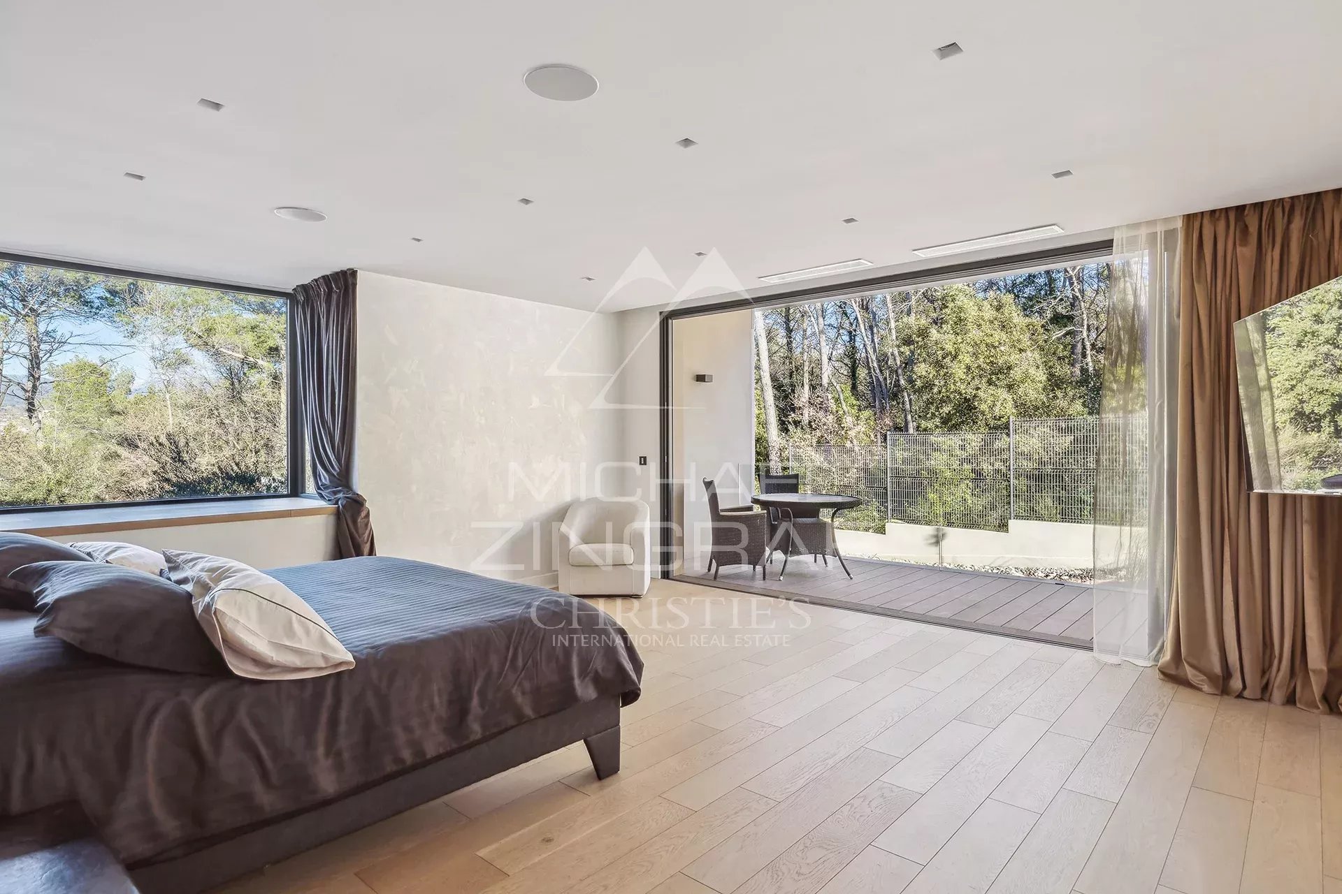 Chambre de villa contemporaine à Fayence Chambre moderne avec vue sur la nature dans une villa contemporaine à Fayence.