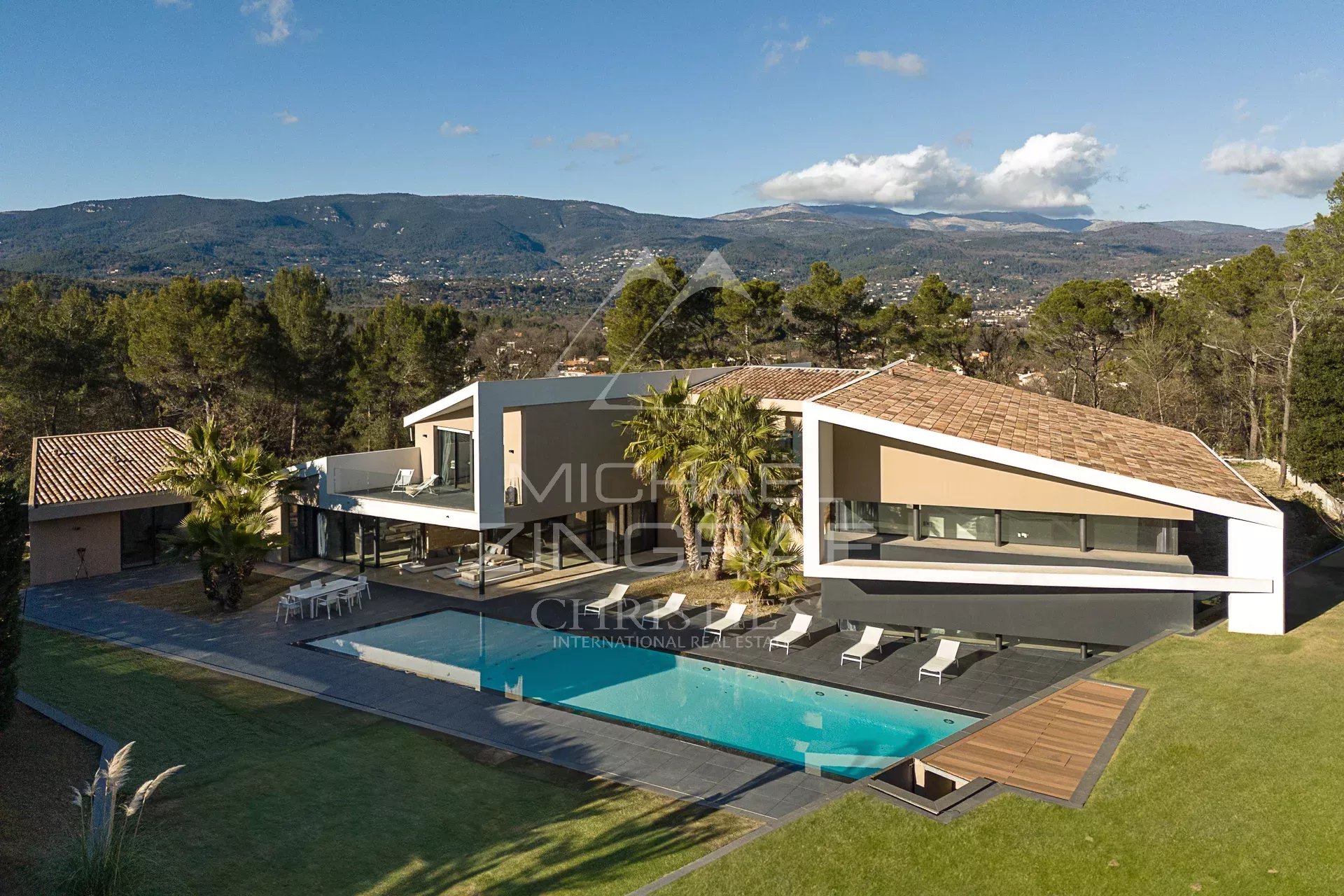 Villa contemporaine à Fayence Villa contemporaine de 500 m² avec piscine et jardin à Fayence, entourée de verdure.