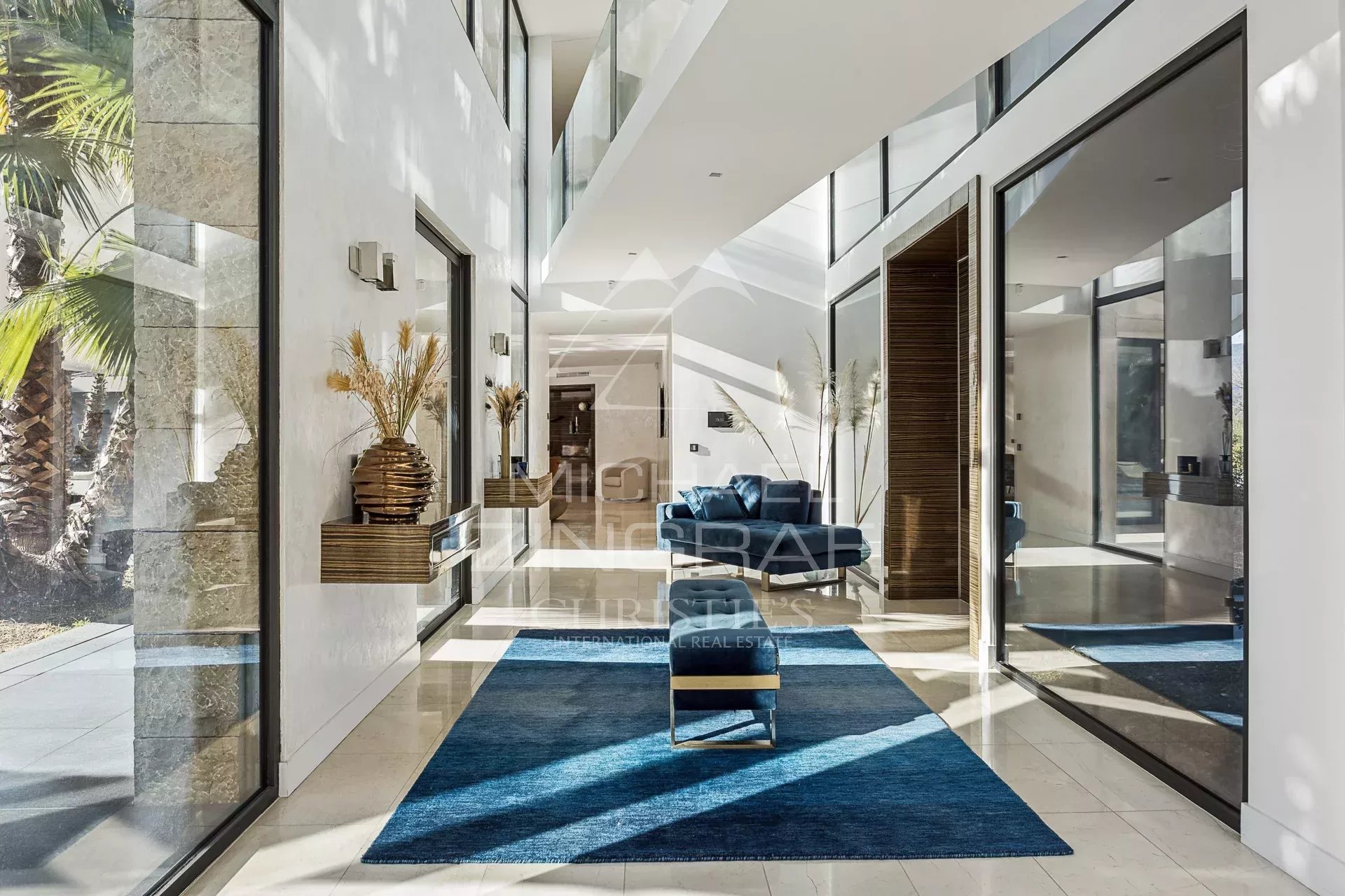Intérieur d’une villa contemporaine Intérieur d'une villa contemporaine avec un séjour lumineux et des baies vitrées.