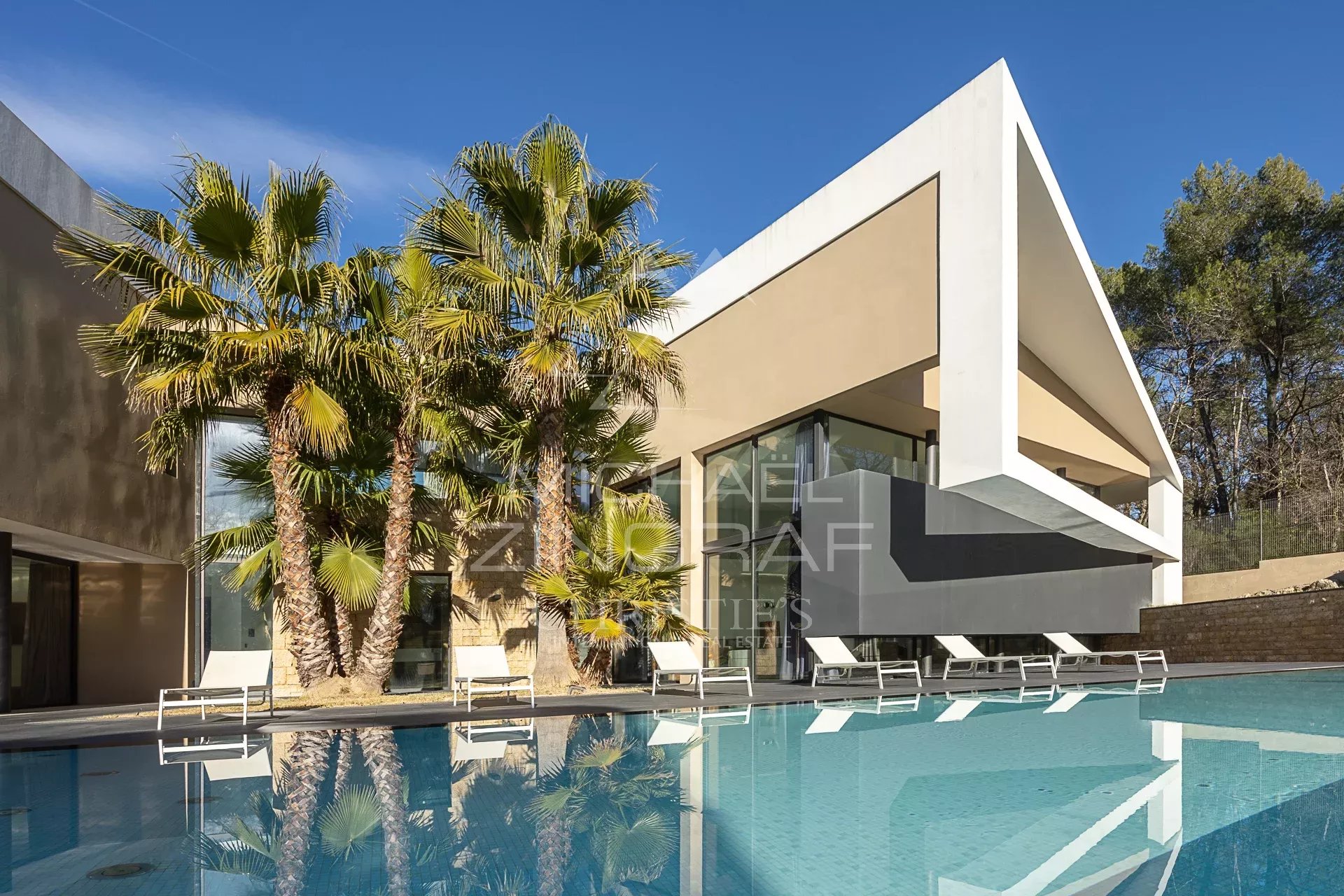 Villa contemporaine à Fayence Villa contemporaine avec piscine et palmiers à Fayence