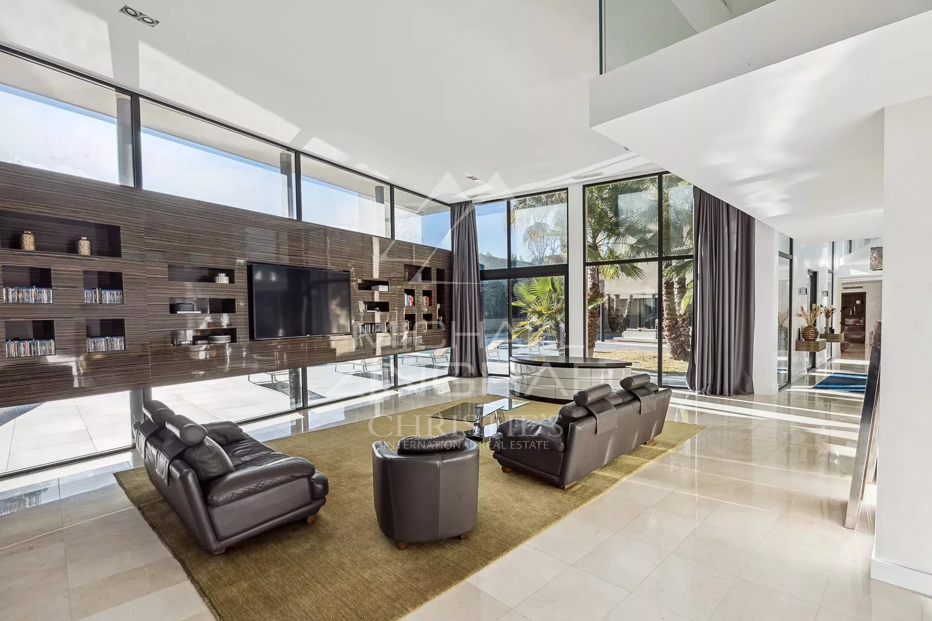 Salon d’une villa contemporaine à Fayence Intérieur d'une villa contemporaine avec un salon spacieux et des baies vitrées.