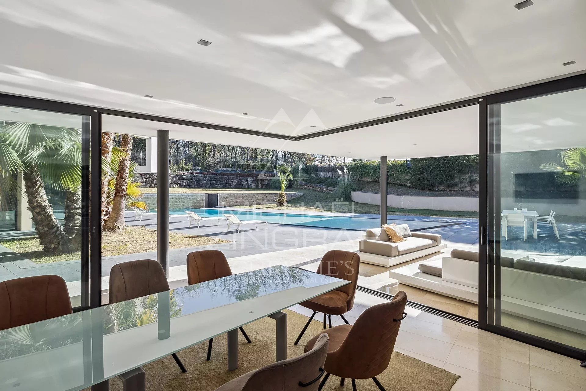 Intérieur d’une villa contemporaine à Fayence Intérieur d'une villa contemporaine avec salle à manger et vue sur l'extérieur.