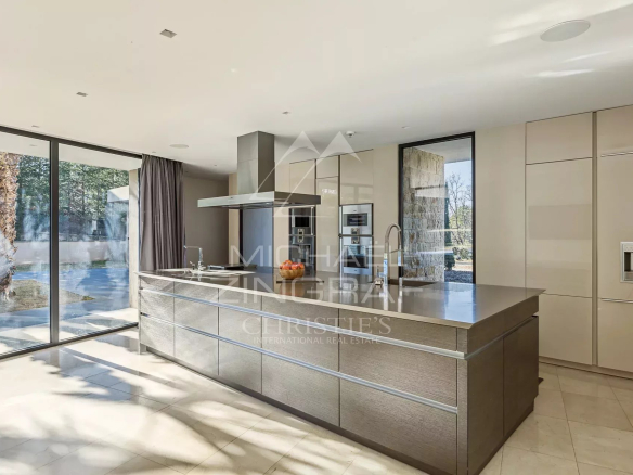 Cuisine moderne et lumineuse d'une villa contemporaine à Fayence, avec grandes baies vitrées et îlot central.