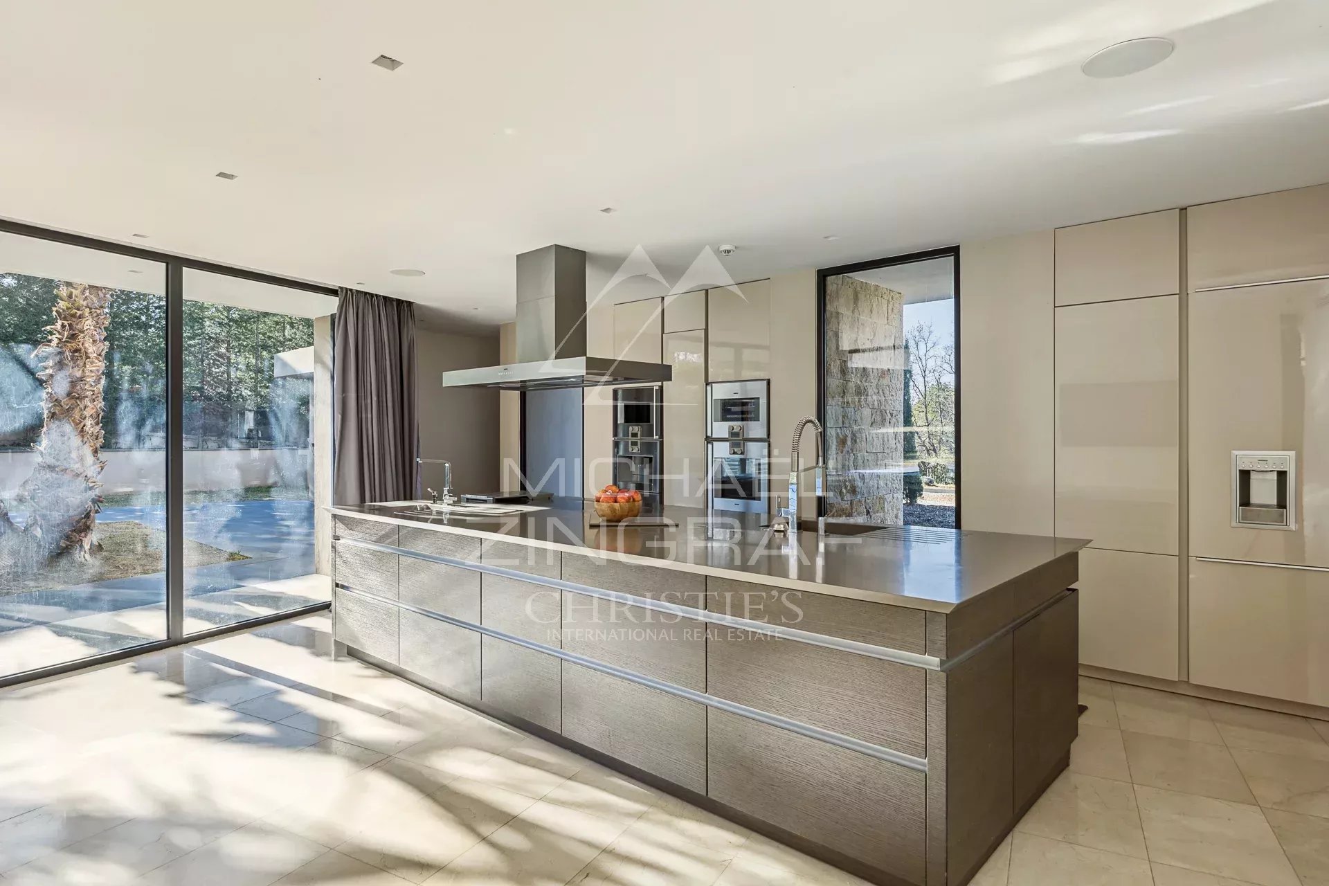 Cuisine de villa contemporaine à Fayence Cuisine moderne et lumineuse d'une villa contemporaine à Fayence, avec grandes baies vitrées et îlot central.