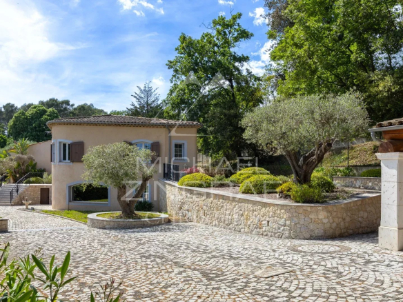 Family villa with swimming pool and jacuzzi in a flat garden in Opio
