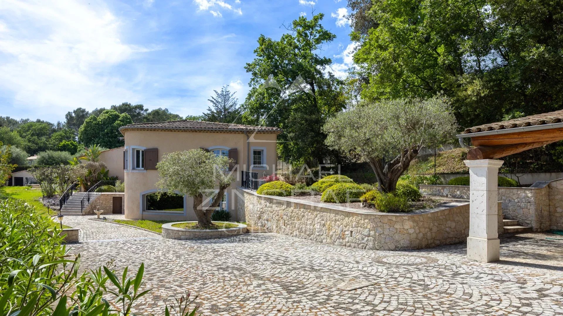 Family villa with swimming pool and jacuzzi in a flat garden in Opio