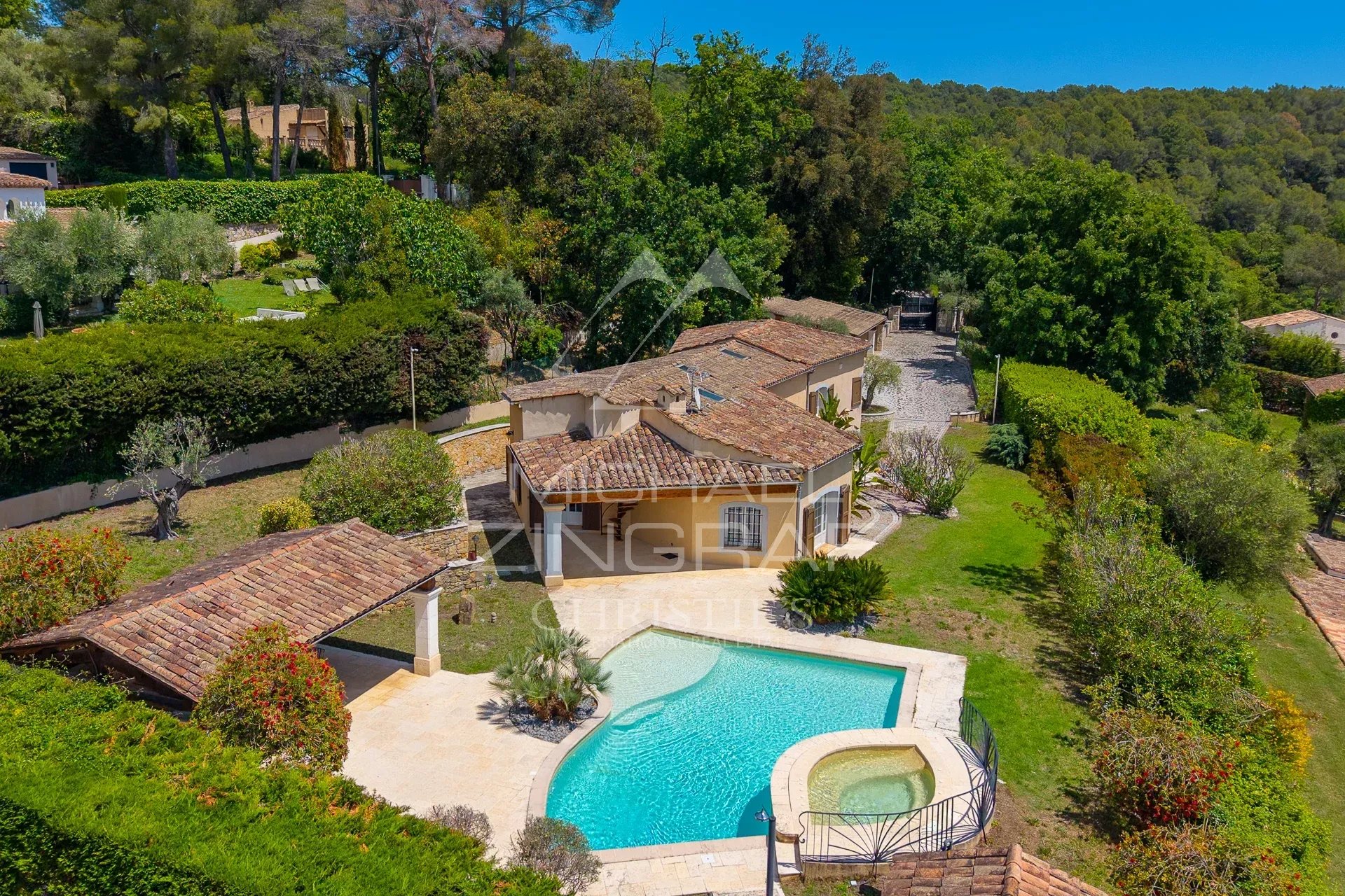 Family villa with swimming pool and jacuzzi in a 2380 m² garden in Opio.