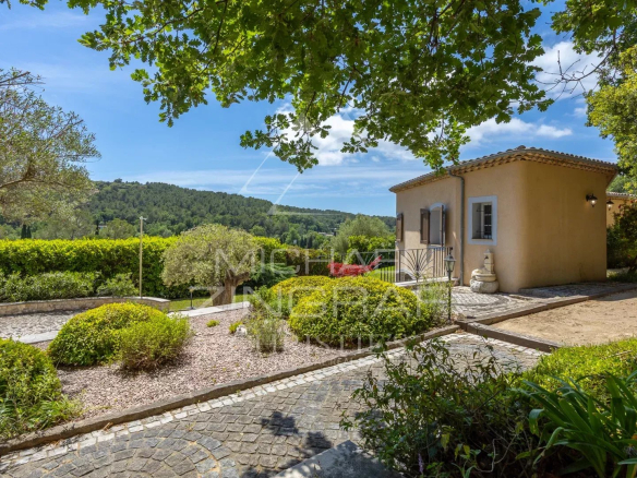 Family villa with garden, swimming pool and jacuzzi, located in Opio.