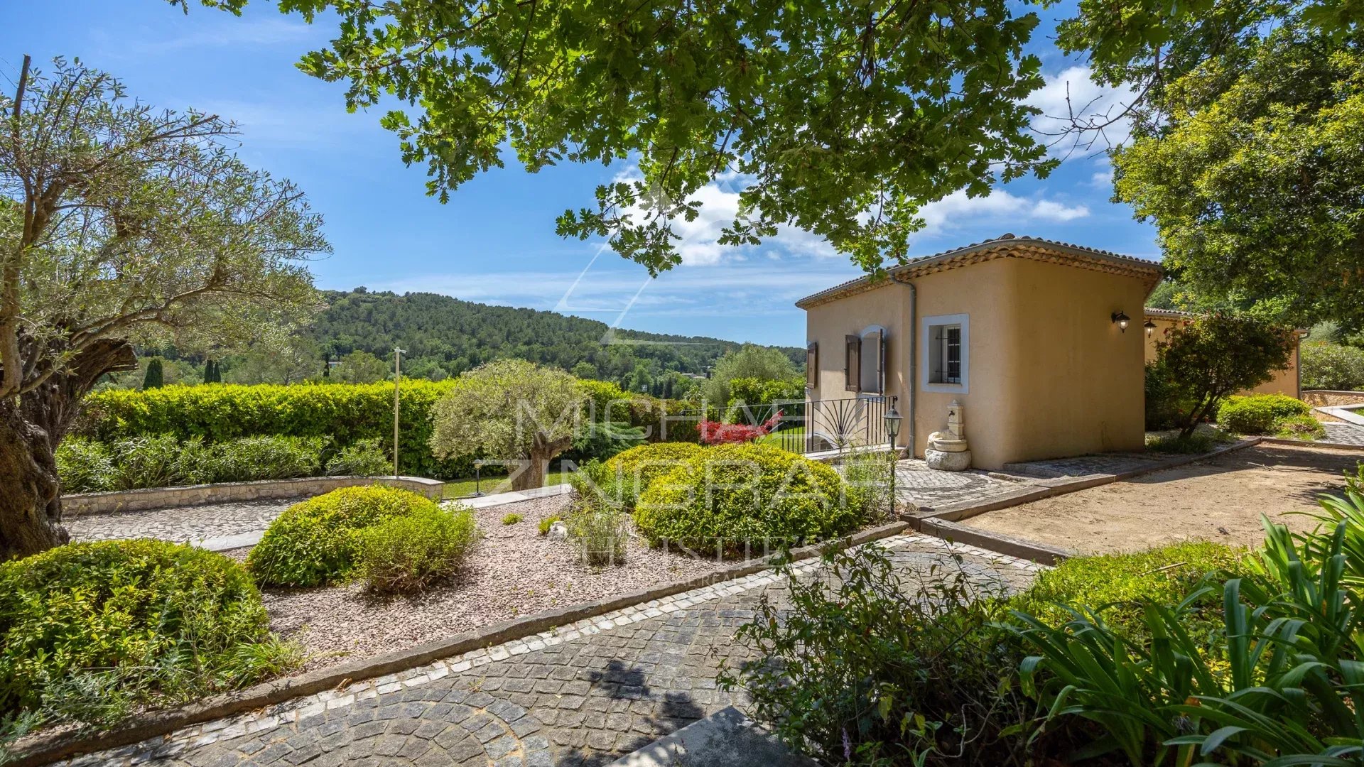 Family villa with garden, swimming pool and jacuzzi, located in Opio.