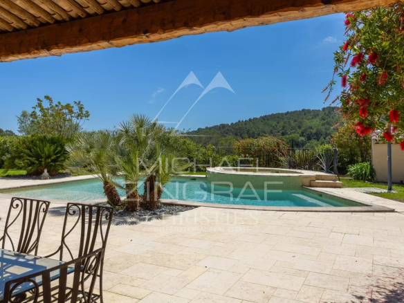 Villa with swimming pool and garden in Opio, surrounded by greenery.