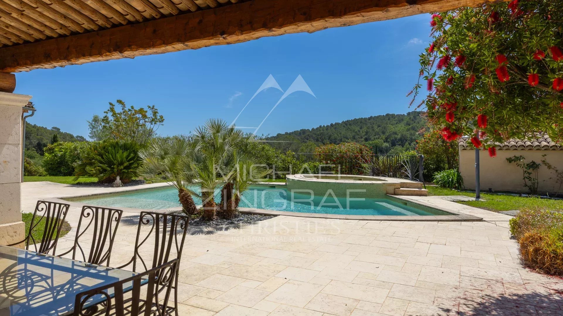 Villa with swimming pool and garden in Opio, surrounded by greenery.