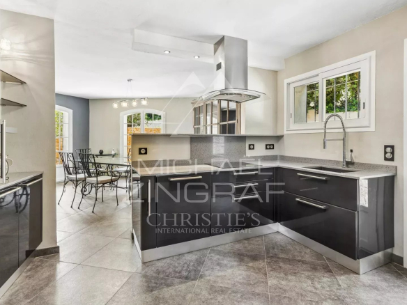 Modern and spacious kitchen in a family villa with adjoining dining room.