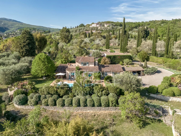 Vue aérienne d'une villa provençale avec jardin et piscine à Plascassier, Grasse.