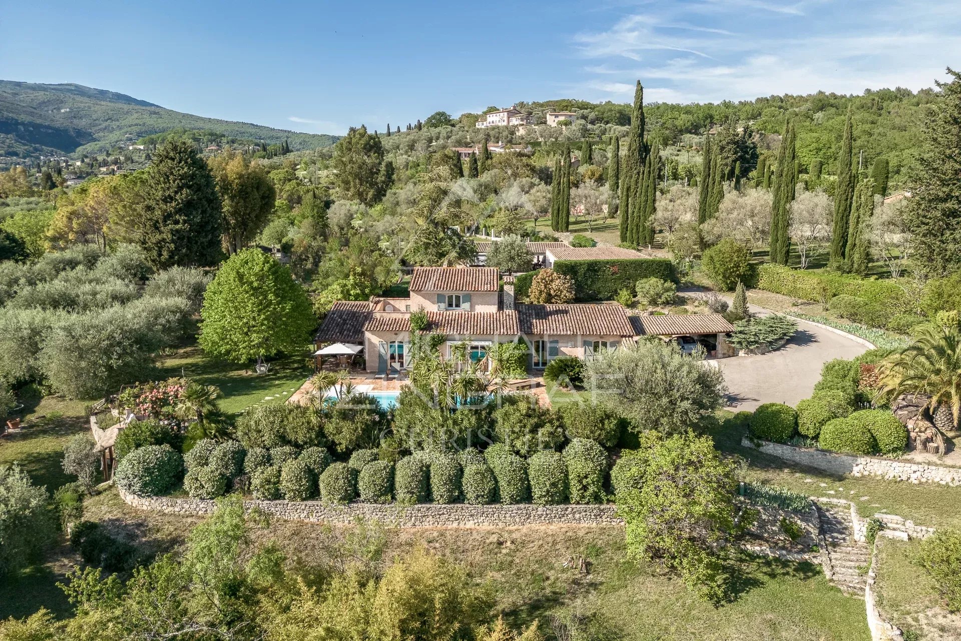 Villa Provençale à Plascassier Vue aérienne d'une villa provençale avec jardin et piscine à Plascassier, Grasse.