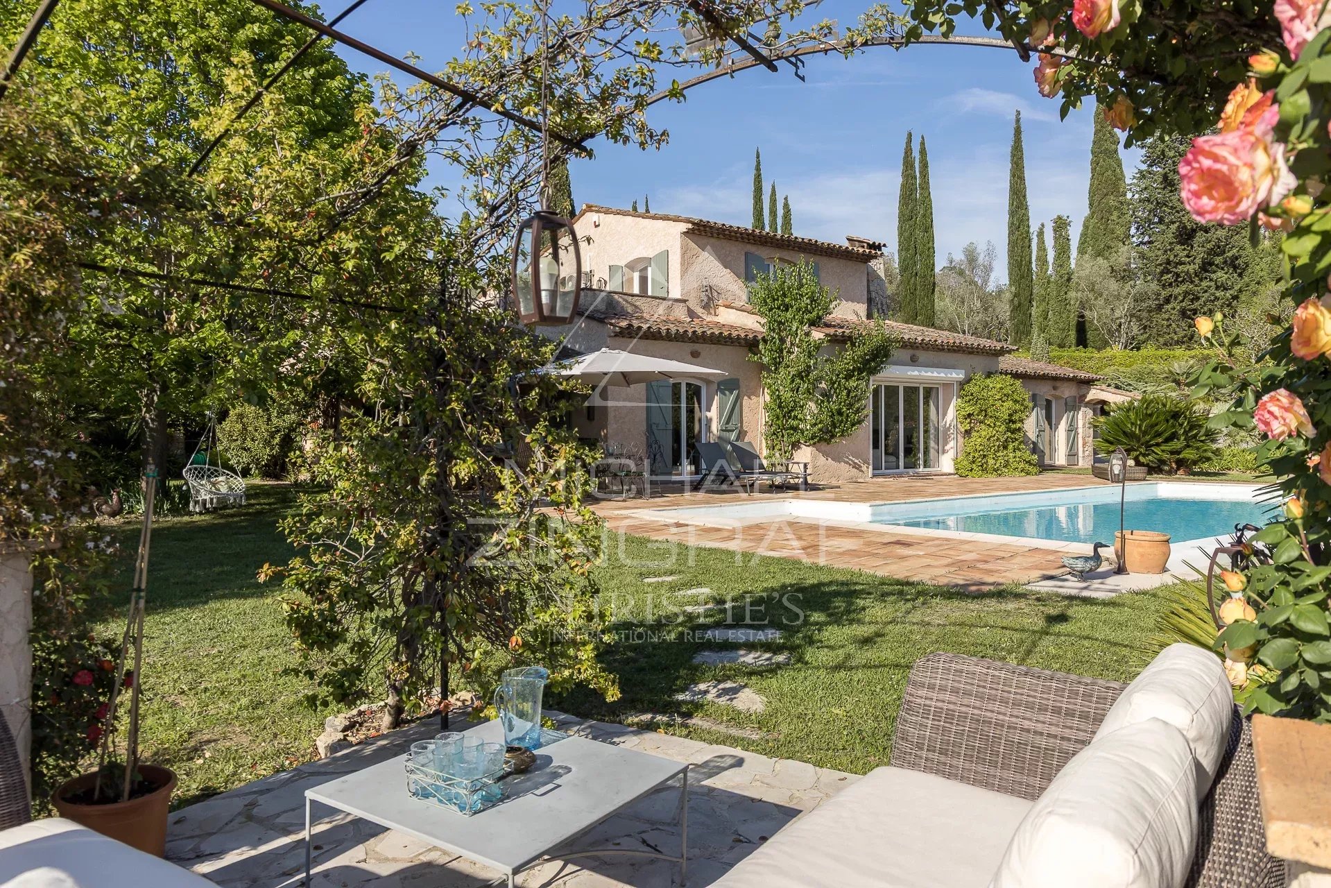 Villa Provençale à Plascassier Villa provençale avec jardin et piscine, vue dégagée à Plascassier, Grasse.