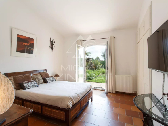 Chambre d'une villa provençale avec accès à un jardin, située à Plascassier.