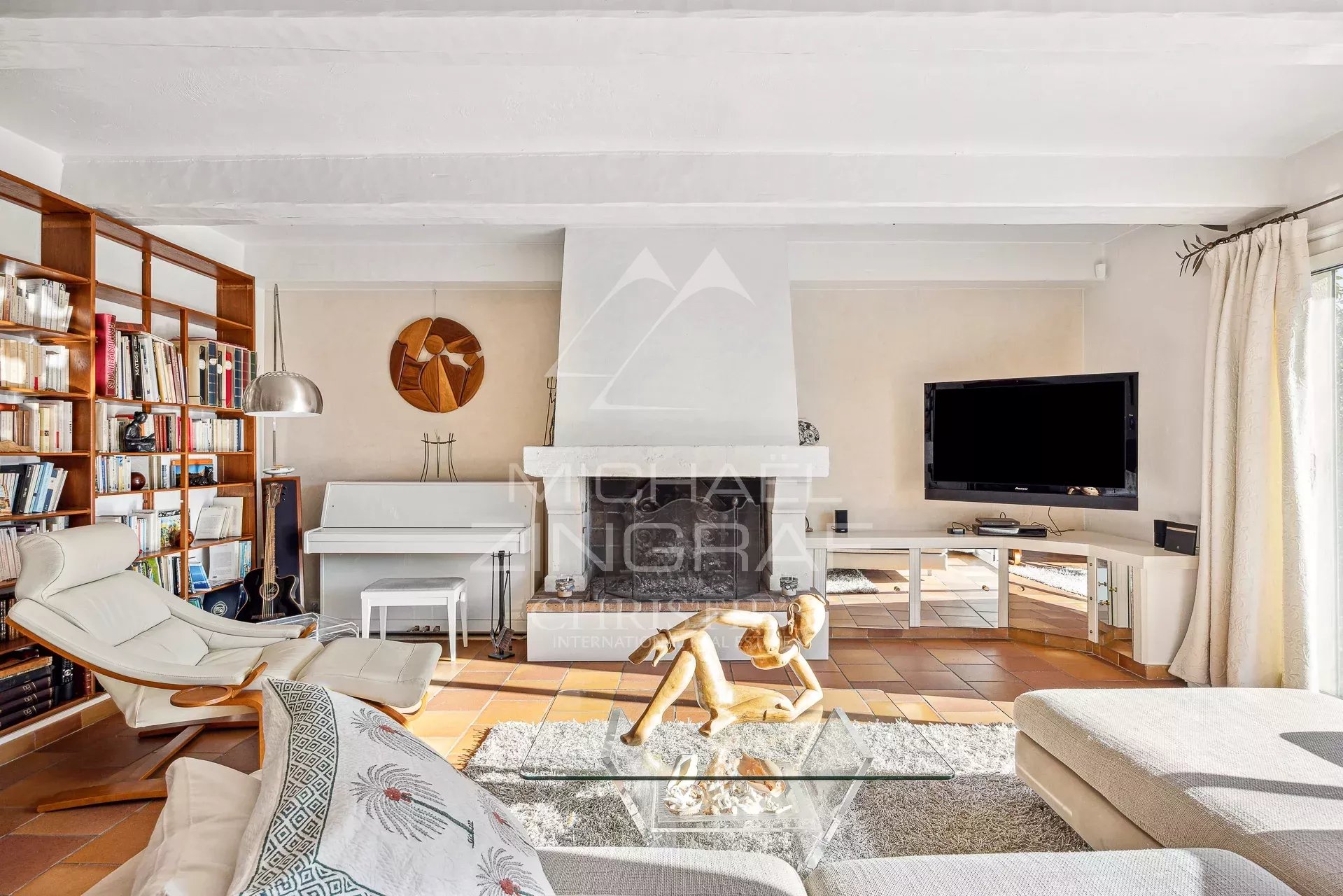 Salon lumineux d’une villa provençale Intérieur d'une villa provençale avec salon lumineux et cheminée.