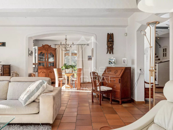 Intérieur d'une villa provençale avec salon lumineux et mobilier en bois.