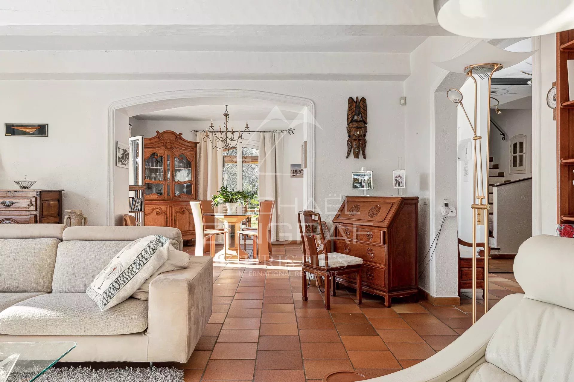 Intérieur d’une villa provençale Intérieur d'une villa provençale avec salon lumineux et mobilier en bois.