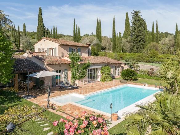 Villa provençale avec piscine et jardin à Plascassier, vue dégagée sur la nature environnante.