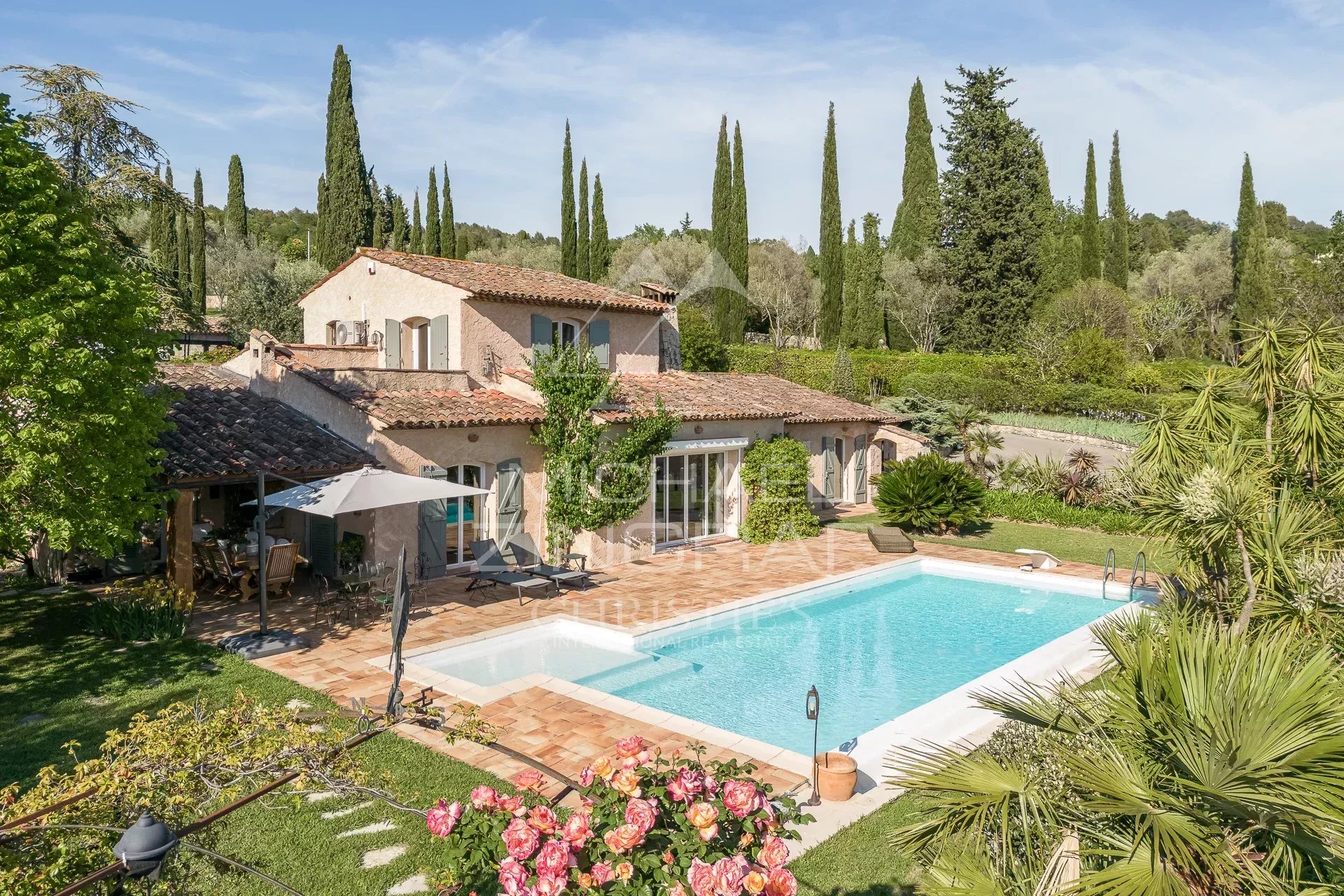 Villa Provençale à Plascassier Villa provençale avec piscine et jardin à Plascassier, vue dégagée sur la nature environnante.