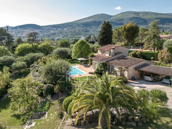 Vue aérienne d'une villa provençale avec piscine et jardin à Plascassier, entourée de verdure.