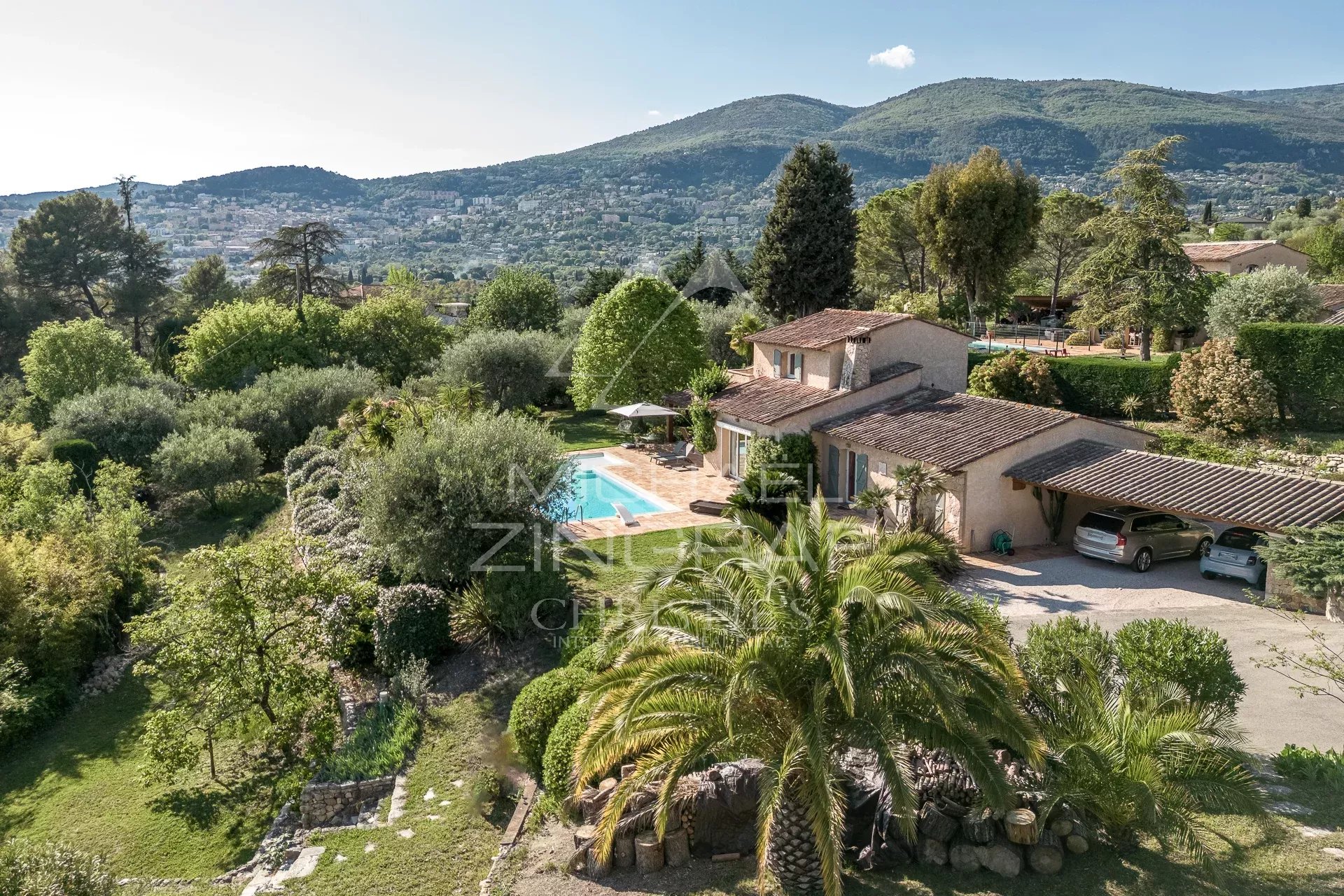 Villa Provençale à Plascassier Vue aérienne d'une villa provençale avec piscine et jardin à Plascassier, entourée de verdure.