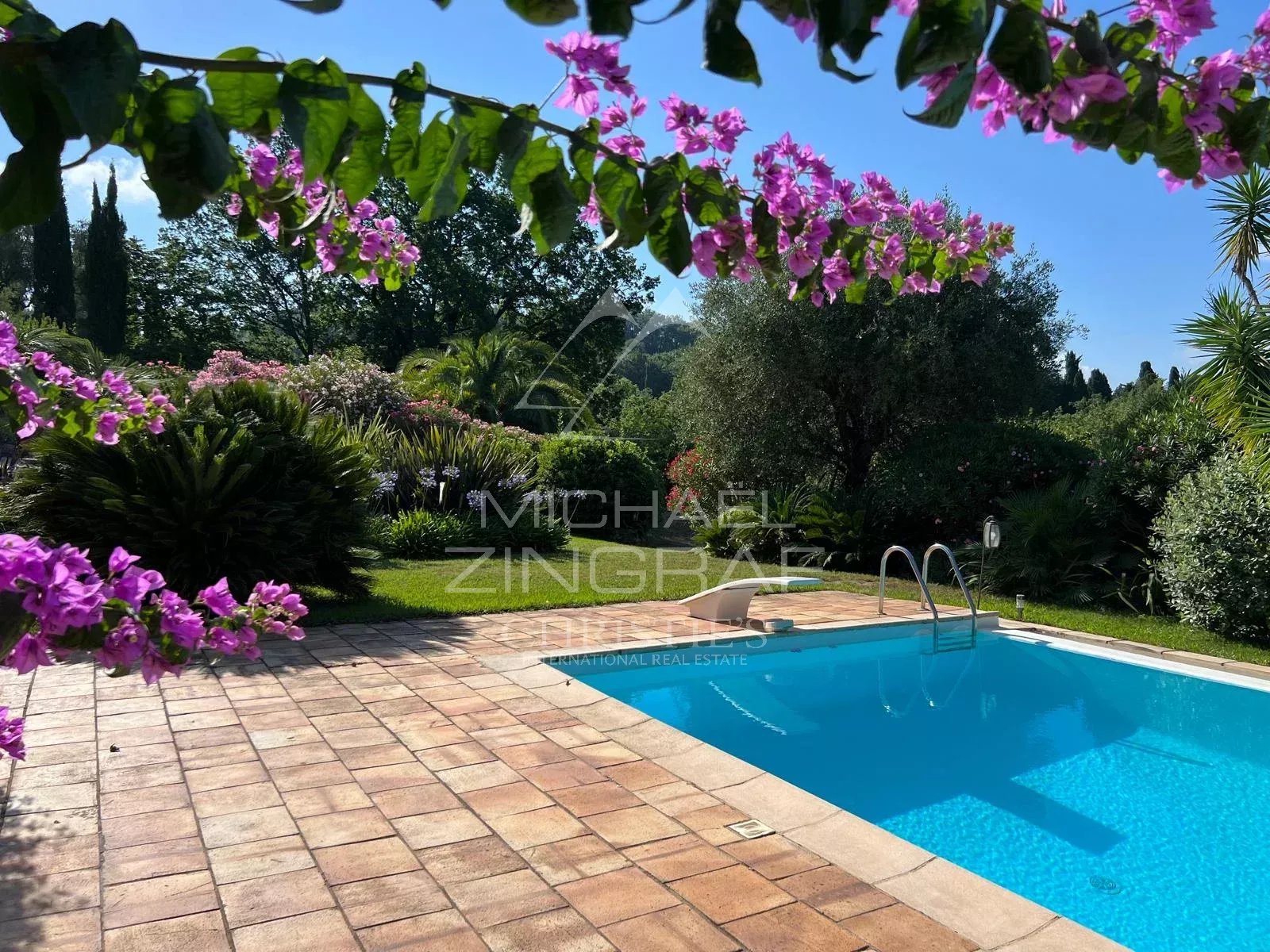 Villa Provençale avec Piscine à Plascassier Piscine entourée de fleurs et de verdure dans un jardin de villa provençale à Plascassier.